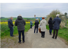 Bittprozession an der Weingartenkapelle (Foto: Karl-Franz Thiede)